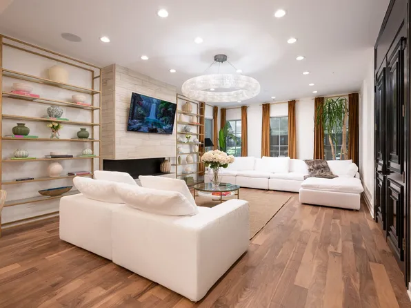 22 E Elm St, Chicago, IL