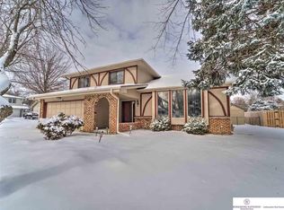 910 Claudine Ave, Papillion, NE 68046