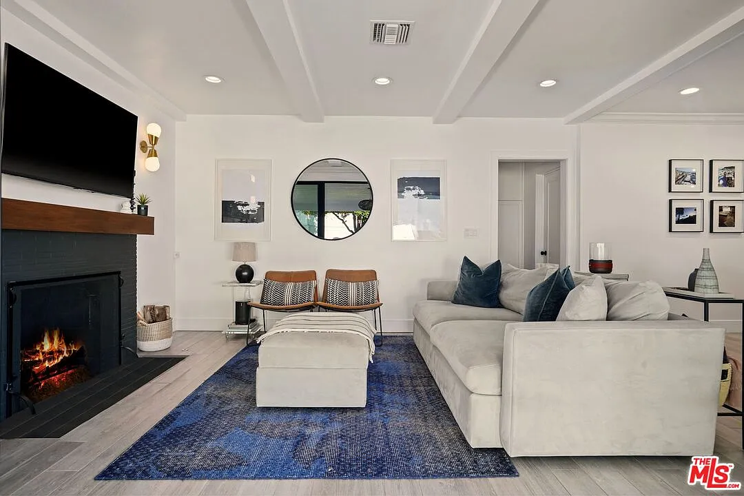 3 bed, 2.0 bath, 1321 sqft, $5,300 — Photo 3
