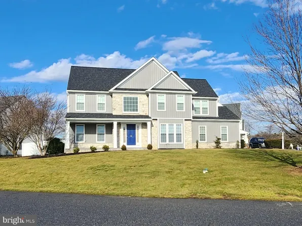 8 Fox Hollow Dr, Lancaster, PA 17602