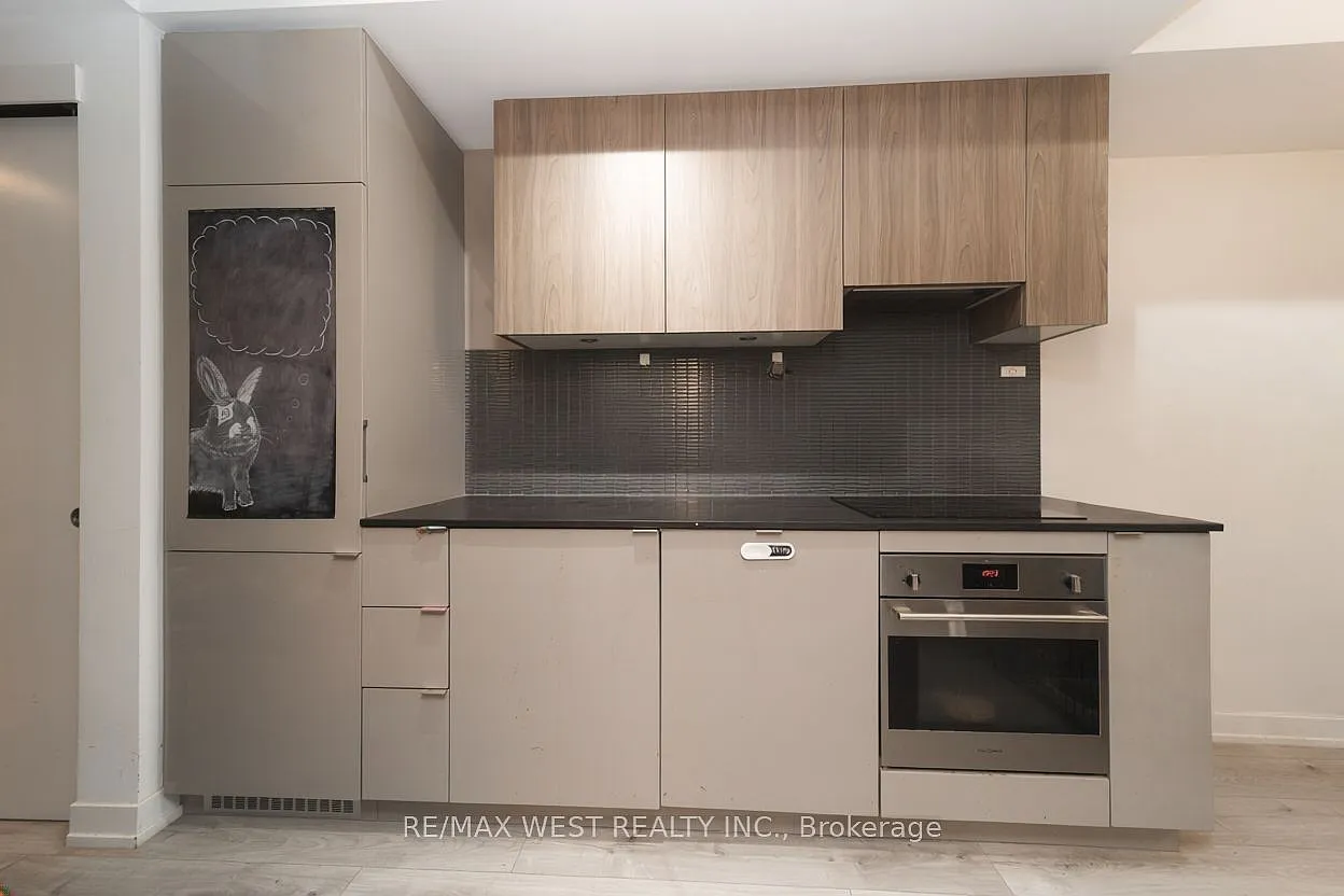 150 Redpath Condos — Photo 2