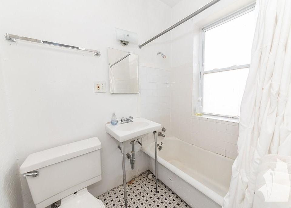 1st image of 2129 N Dayton St APT 304I