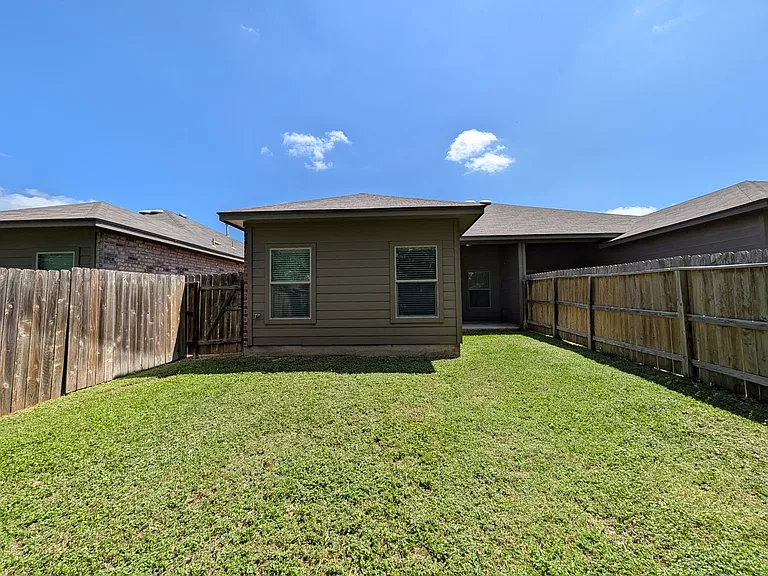 1211 Old FM 306 — Photo 21