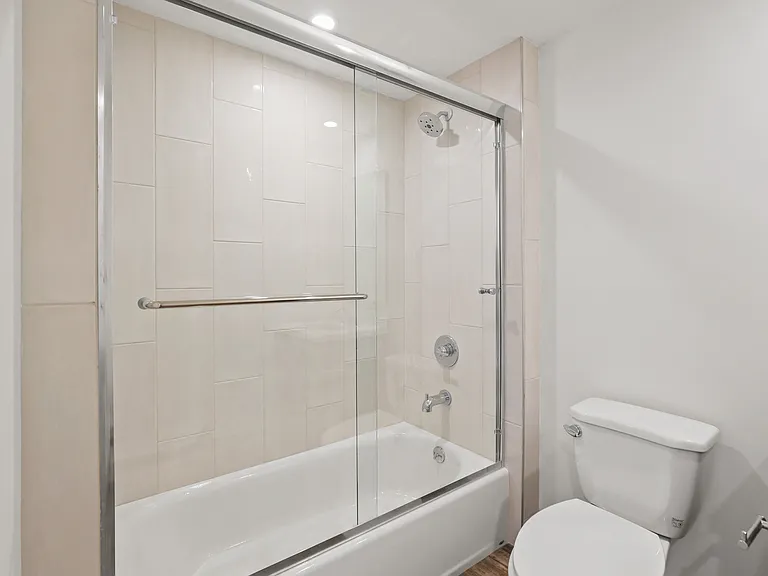 Bathroom with Shower Bath with Glass Door