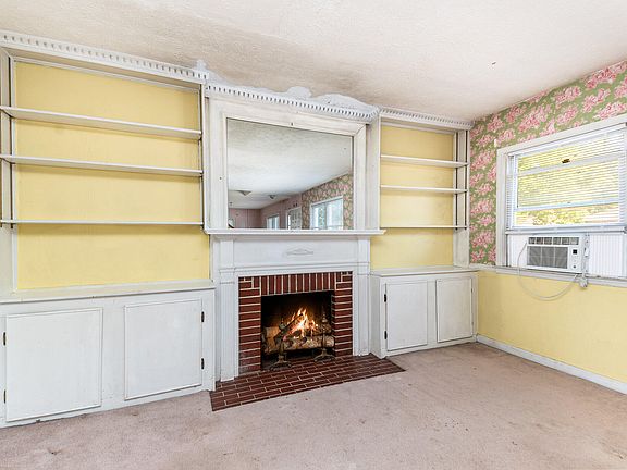2nd image of 12 Sweetbriar Ave