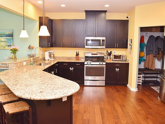 Large peninsula w/pendants