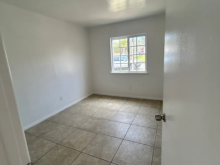2586 Grandview St — Photo 20