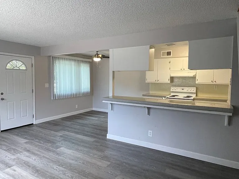 3260-3276 3306 Alexander Dr — Photo 15