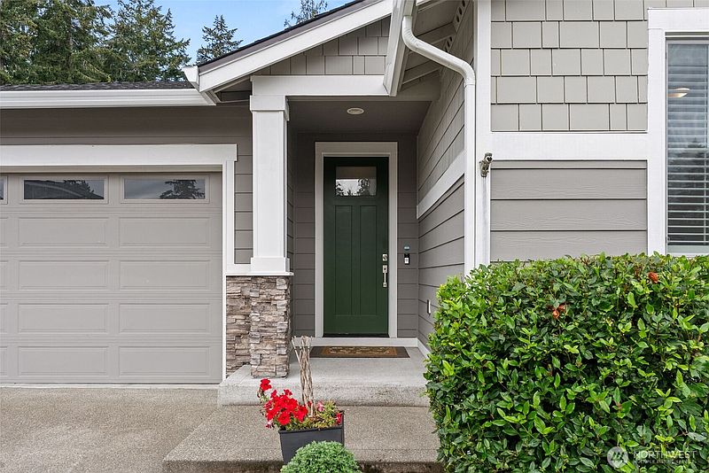 4th image of 5613 Reef Lane NE