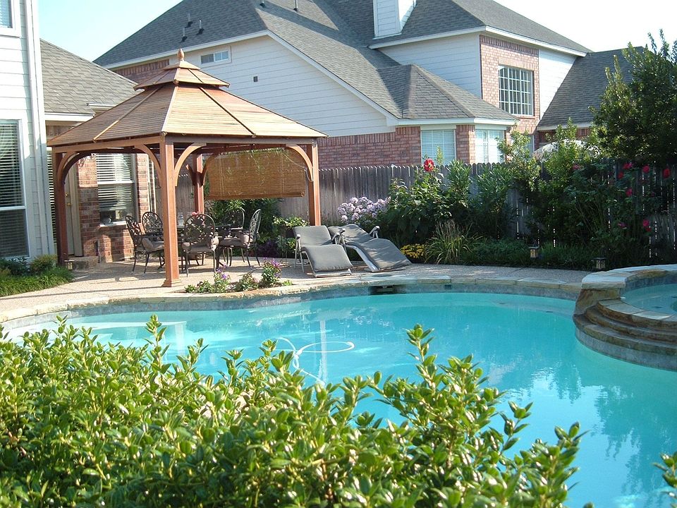 BACKYARD GAZEBO/POOL