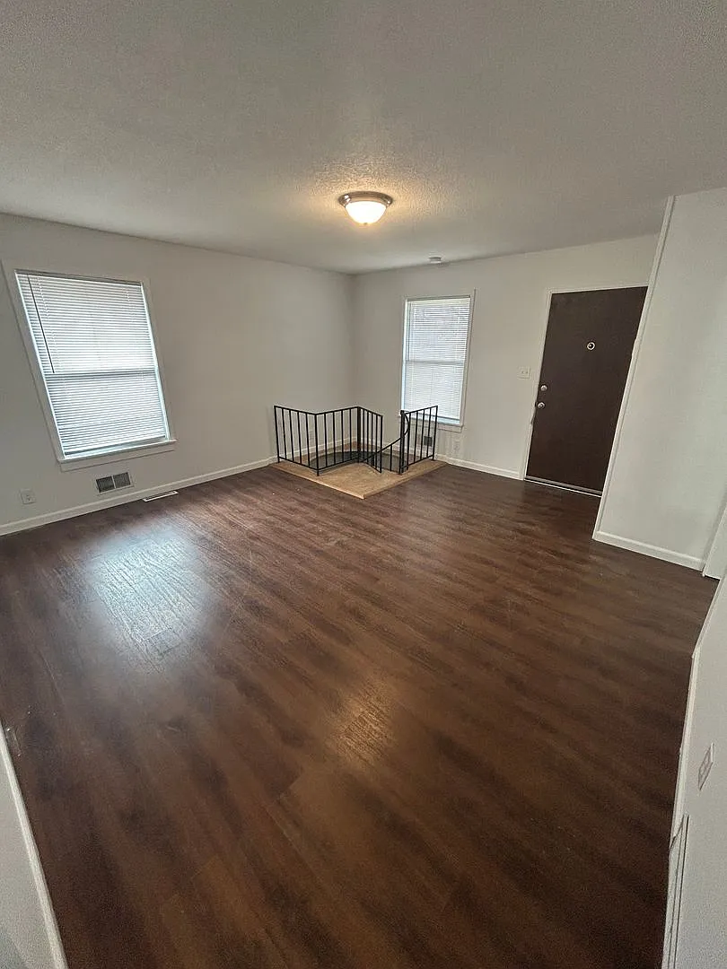 Spacious 3-Bedroom Home with 2-Car Garage & Screened Porch — Photo 3