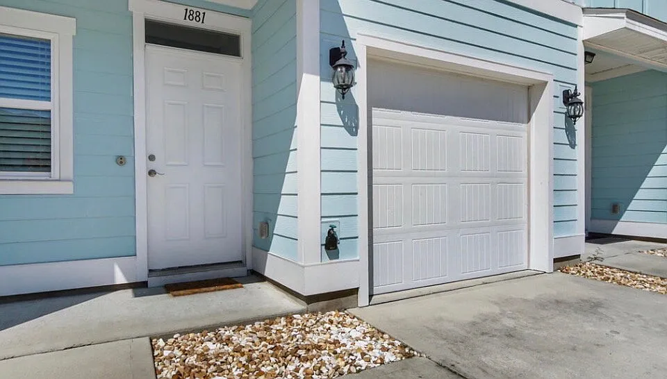 3 bed, 2.5 bath, 1496 sqft, $2,050 — Photo 2