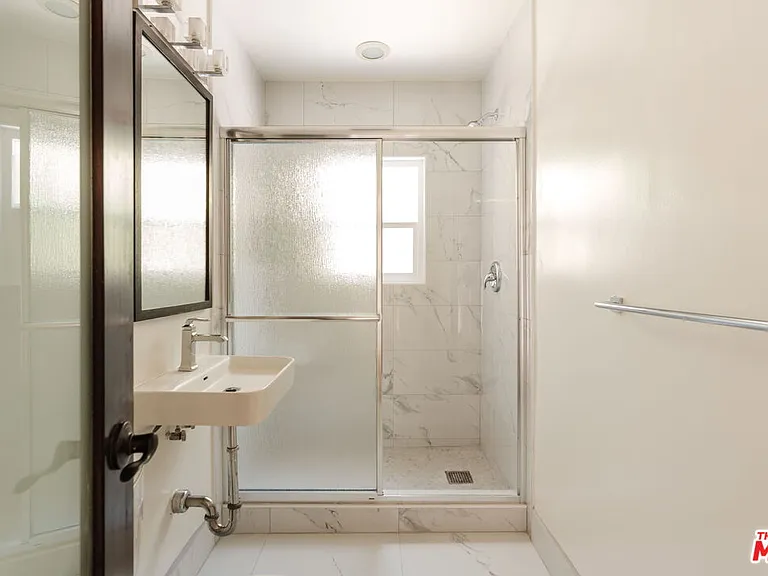 8561 Rugby Dr — Photo 13