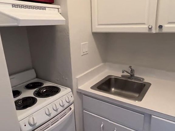 3rd image of 135 8th Ave NE APT 5