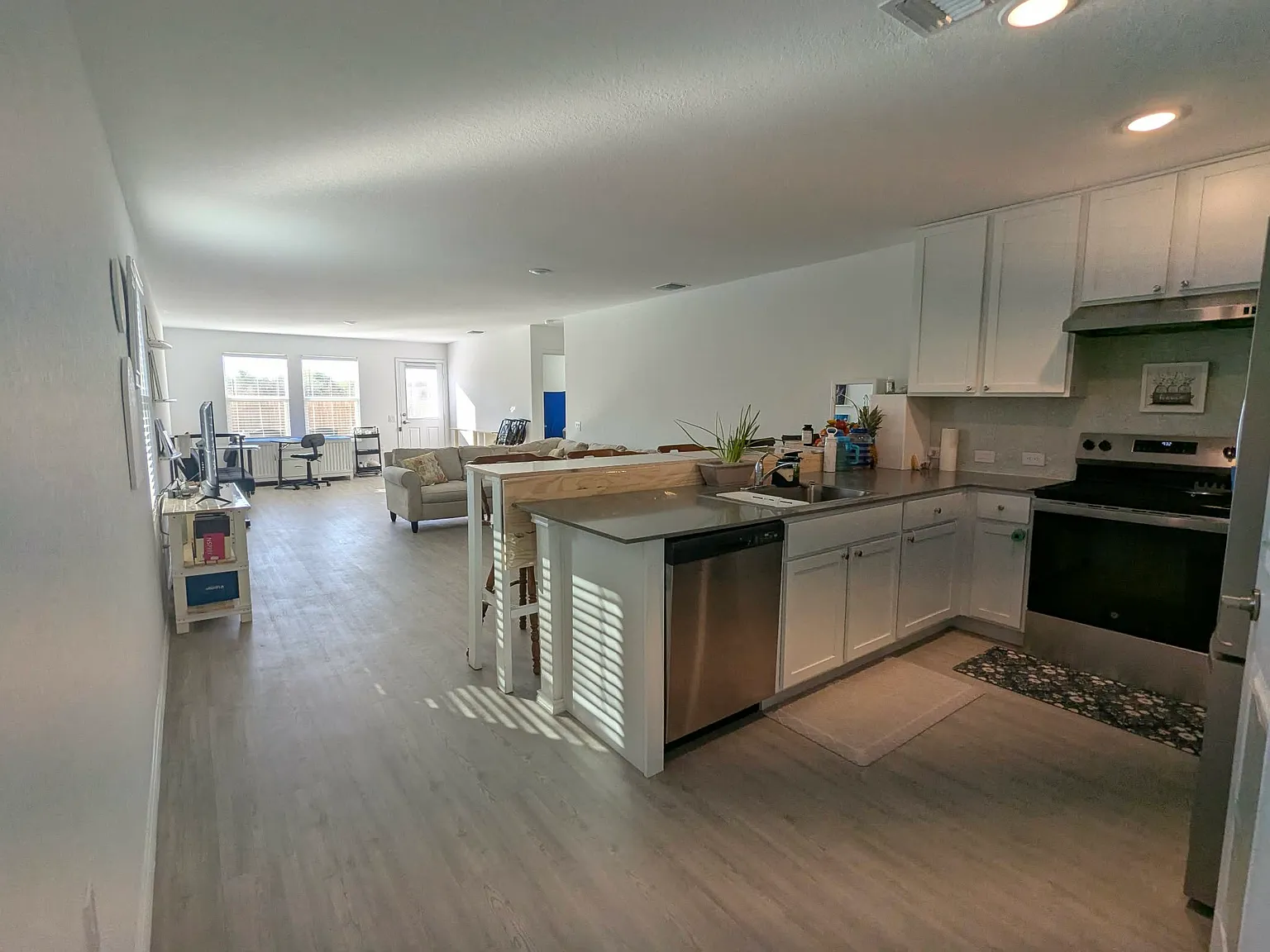 4 bed, 1627 sqft, $1,999 — Photo 2