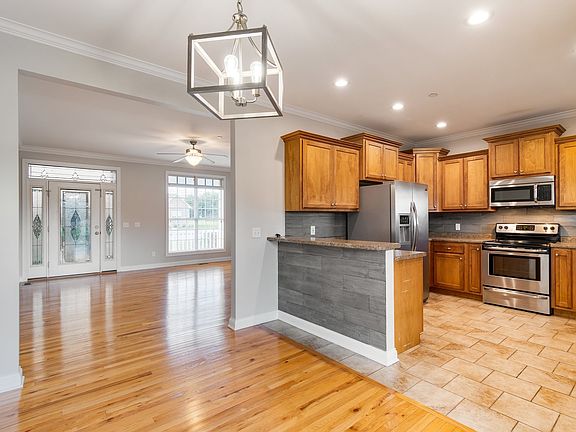 3rd image of 1506 Leaf Ln