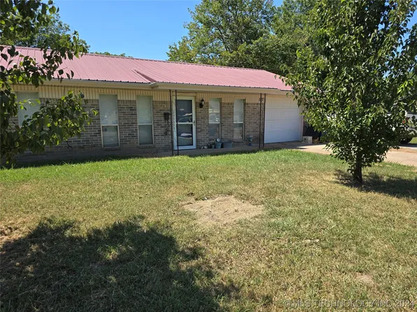 522 S Maple St, Nowata, OK 74048
