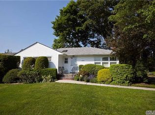 385 Spruce Ln, East Meadow, NY 11554
