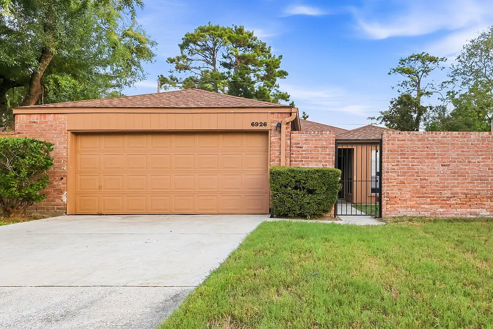 3 bed, 2.0 bath, 1606 sqft, $1,845 — Photo 1
