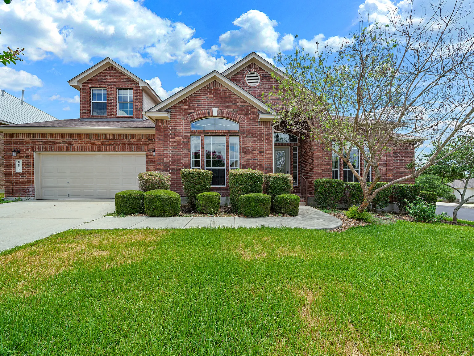 Spacious 4-Bed Luxury Home with Chef's Kitchen, Fenced Yard, and 3,528 sq ft in Helotes — Photo 2