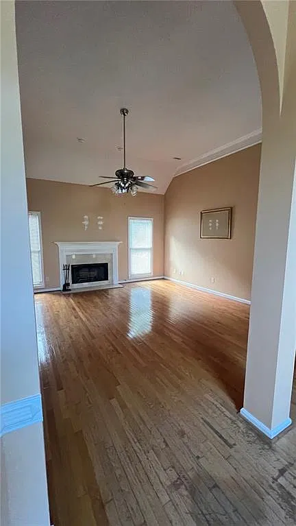 4 bed, 2.0 bath, 2100 sqft, $2,300 — Photo 4