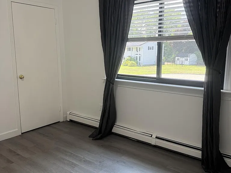 27 Stuart Dr — Photo 4
