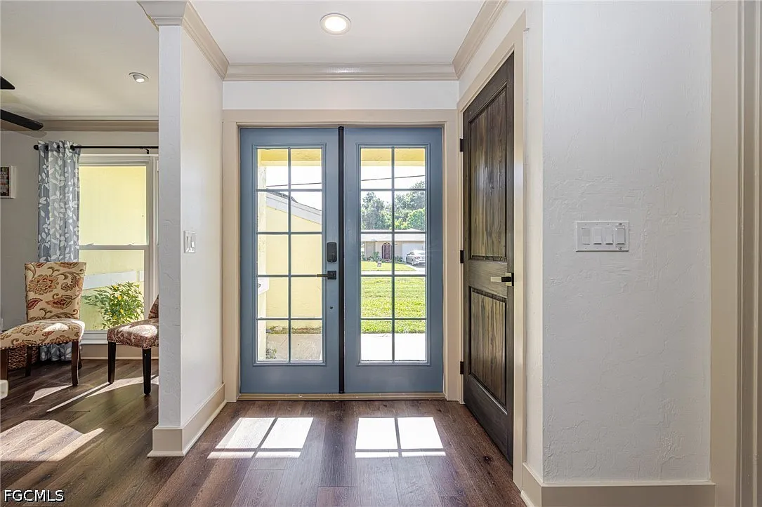 3 bed, 2.0 bath, 2095 sqft, $2,700 — Photo 3
