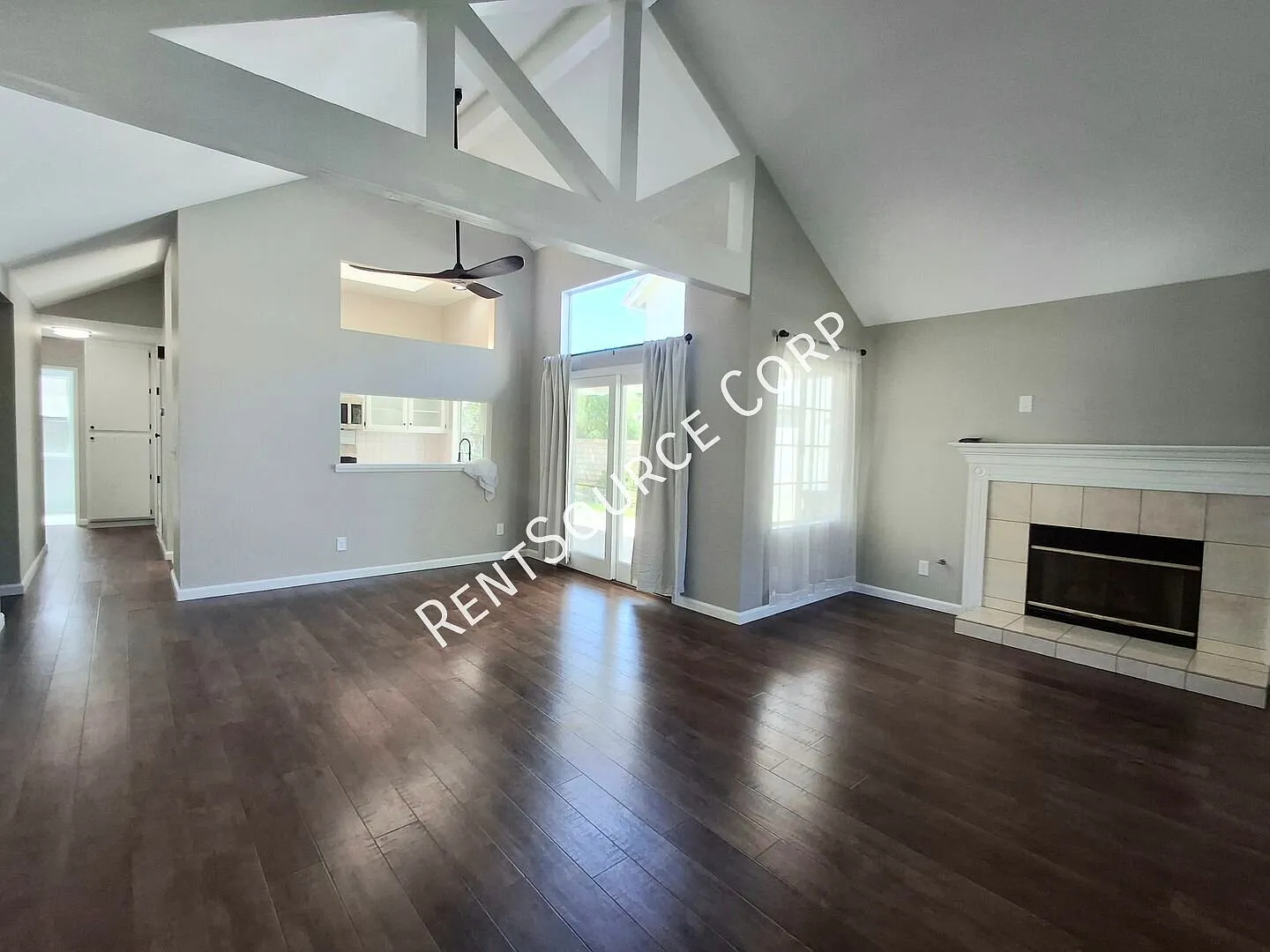 2 Bedroom 3 Bathroom House for Lease in Valencia — Photo 2