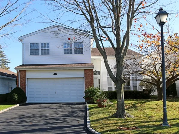 7 Hamlet Dr, Commack, NY 11725