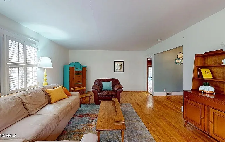 2503 E 5th St — Photo 10