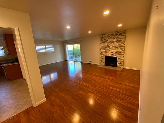 5th image of 1059 Oleander Ct