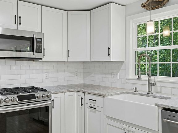 5th image of 33 Bay Colony Dr