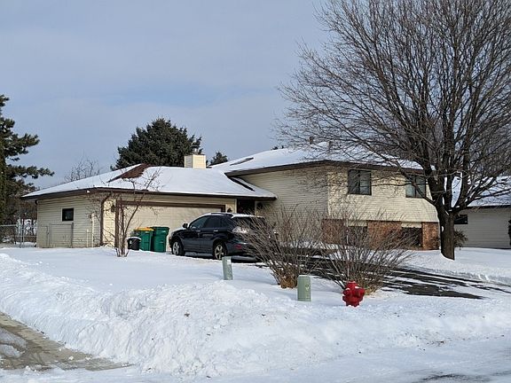3rd image of 1017 Wedgewood Ln S