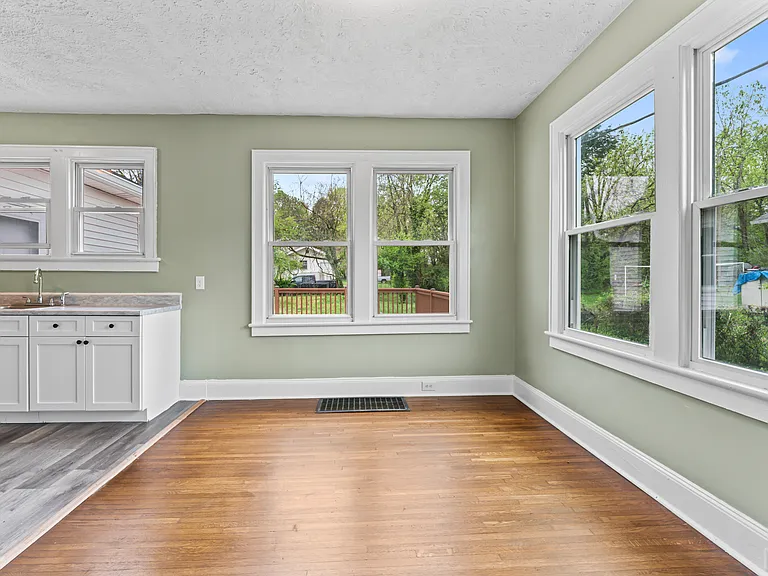 4421 Immanuel St — Photo 9