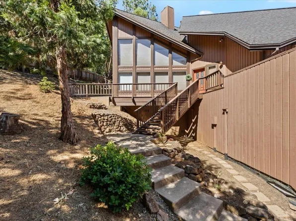 327 Laurelwood Dr, Jacksonville, OR 97530