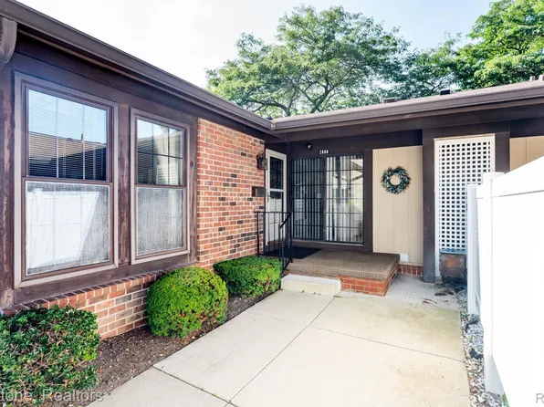 2808 Roundtree Dr, Troy, MI 48083