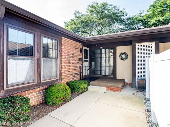2808 Roundtree Dr, Troy, MI 48083