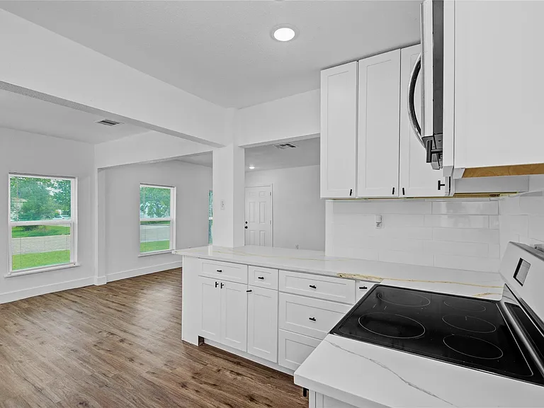 1203 W 6th St — Photo 13