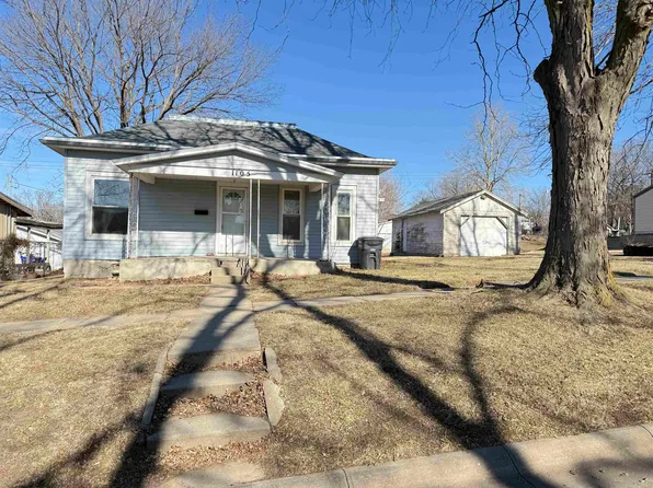 1105 Dexter St, Clay Center, KS 67432