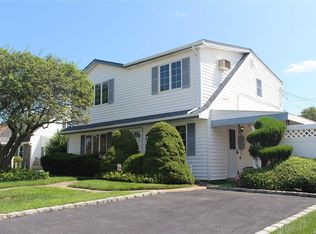 7 Acorn Ln, Levittown, NY