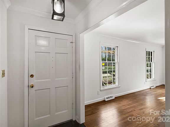 4th image of 813 Stratfordshire Dr