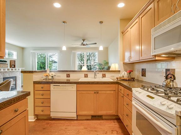 4th image of 13824 N Creek Dr Unit 1901