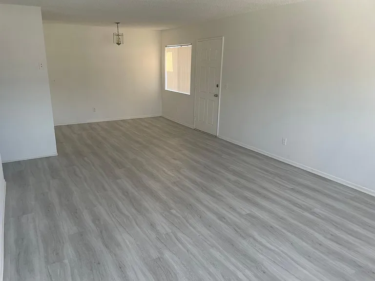 333 W Lexington Dr — Photo 9