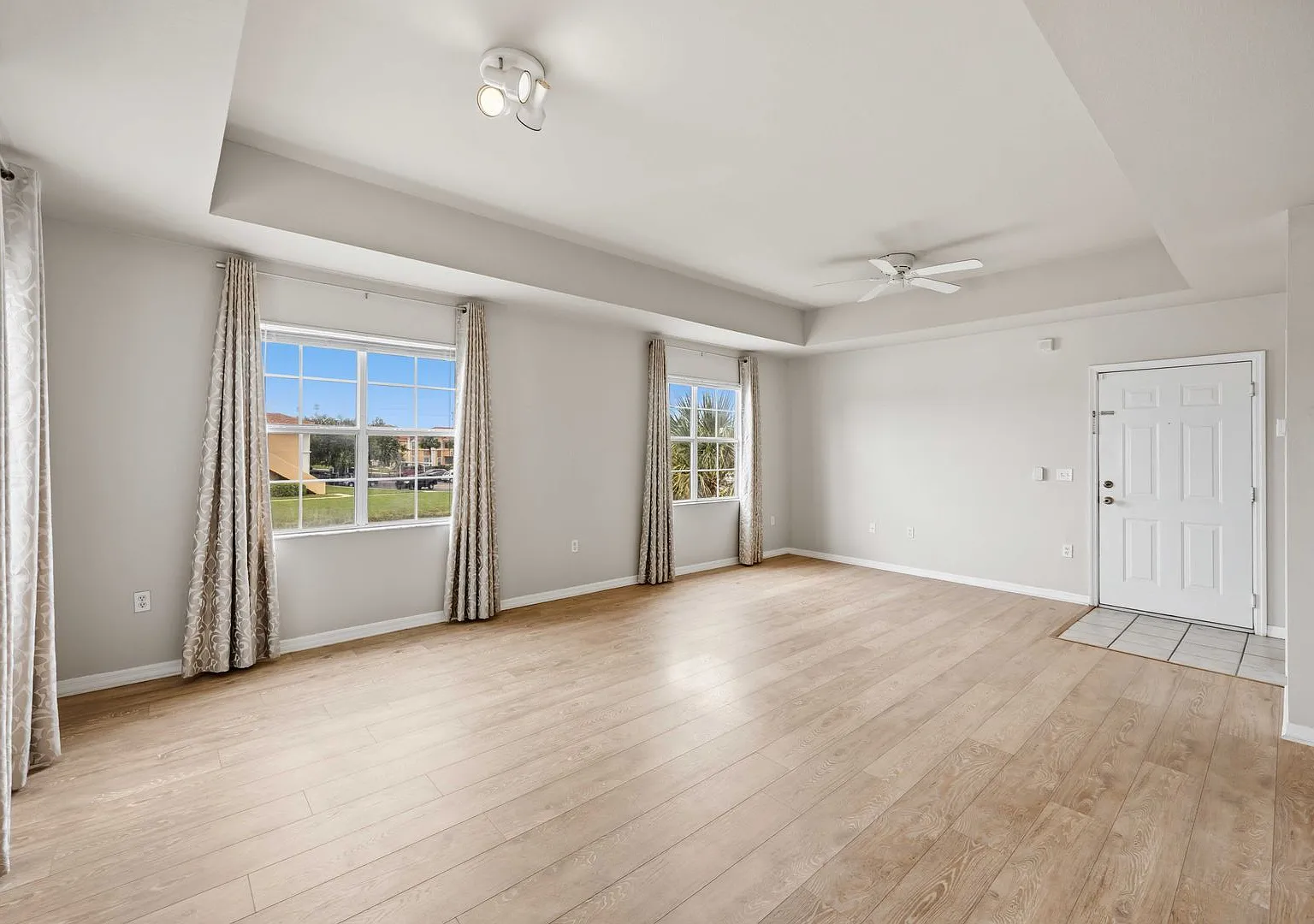 2/2 condo with beautiful water views available now for an annual lease — Photo 4