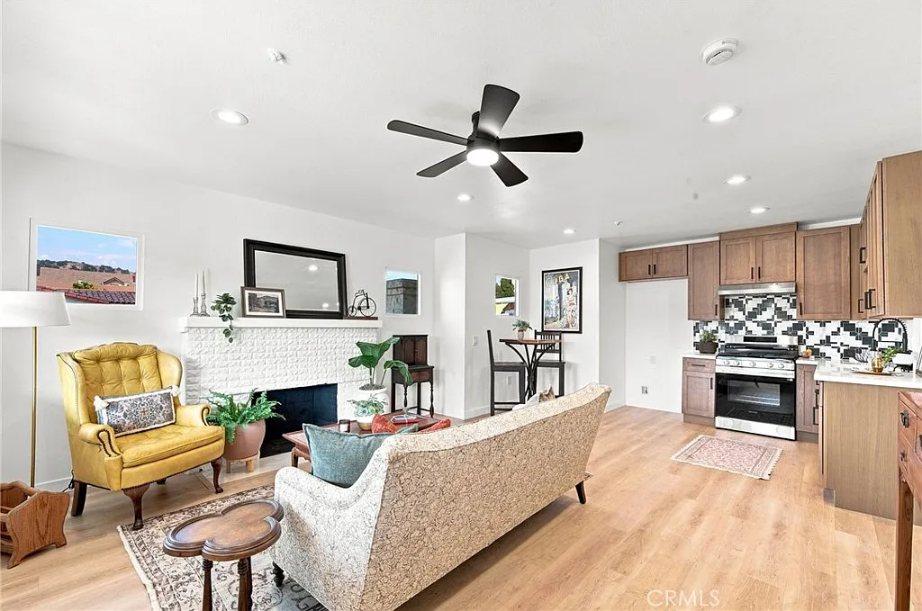 1 bed, 810 sqft, $2,745 — Photo 3