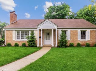 402 E Berry Rd, Barrington, IL 60010