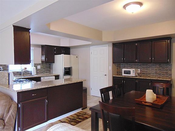 4th image of 33825 Clifton Dr