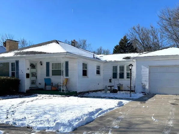 92 Madison St, Galesburg, IL 61401