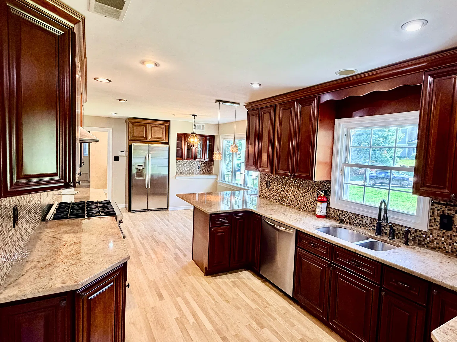 6 bed, 3.5 bath, 3600 sqft, $8,999 — Photo 3