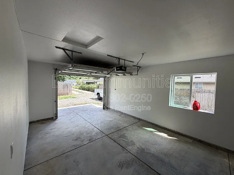 1246 Hughes St — Photo 6